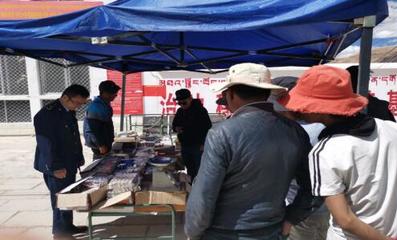 革吉县市监局检查食品安全市场